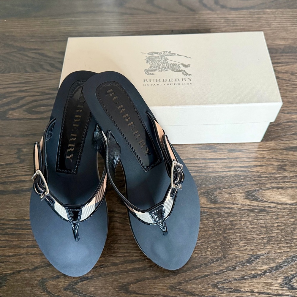 Burberry Elegant Black and Cream Buckle Sandals